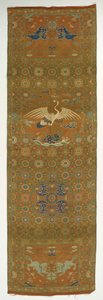 Stolsöverdrag med en kran, lejon, drakar, lyckosamma symboler och blommor..., Qingdynastin, 1700-tal. av Unbekannt