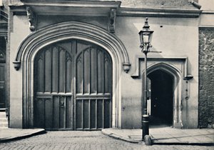 Charterhouse. Exteriör av Entrance Gateway, 1925 av Unbekannt