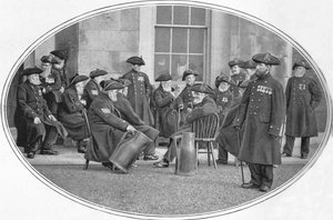Chelsea Pensioners with black jacks, London, c1901 1901 av Unbekannt