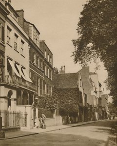 Cheyne Walk, en ödmjuk väg med utsikt över floden, är rik på minnen, c1935. av Unbekannt