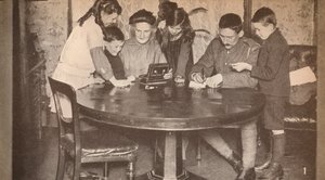 Barn som tömmer sina sparbössor för att investera i krigslån, c1917, 1935 av Unbekannt