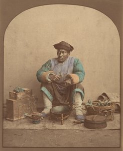 [Kinesisk man som sitter med verktyg], 1870-talet. av Unbekannt