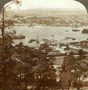 Christiania och hennes livliga hamn, N.W. från Ekebergs kungliga slott till höger, Norge, c1905. av Unbekannt
