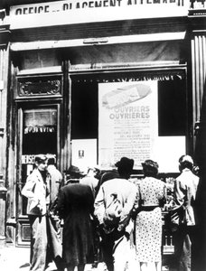 Medborgare i Paris utanför ett tyskt rekryteringskontor, 1940-1944 av Unbekannt