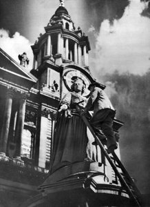 Rengöring av statyn av drottning Anne som en del av King George Vs silverjubileumsfirande, 1935 av Unbekannt