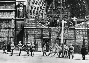 Rensning av sandsäcksskydd från fasaden på Notre Dame, tyskockuperade Paris, 1940 av Unbekannt