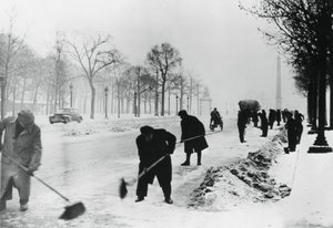 Snöröja på Champs Elysees, tyskockuperade Paris, vintern 1941 av Unbekannt