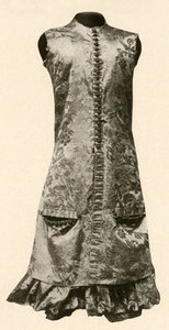 Kappa och helbyxor av mörkrödblommigt siden, 1681, 1937. av Unbekannt