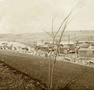 Kolumn med lastbilar på Voice Sacrée, Verdun, norra Frankrike, c1914-c1918. av Unbekannt