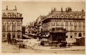Paris kommun (1871) sett från Place Vendome med den förstörda kolonnen. Fotografi. Tryck på kartong Dim. 10,4x6,2 cm av Unbekannt