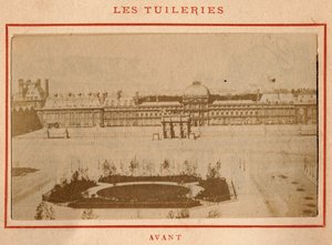 Paris kommun (1871): utsikt över Palais des Tuileries i Paris före branden i maj 1871. Fotografi av Pierre Pepetit. Tryck på kartong, Dim. 9x5,4 cm av Unbekannt