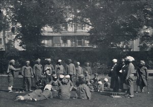 Konvalescenta indiska soldater som leker på de östra gräsmattorna, c1915, 1939 av Unbekannt