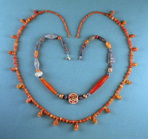 Cornelianhalsband från Tell Farah (Söder), Israel, c.1300 f.Kr.; Lapis Lazuli, hornhinnehalsband och etsat hornhinnehalsband från Kish, Irak, ca 2500 f.Kr. (ädelstenar) av Unbekannt