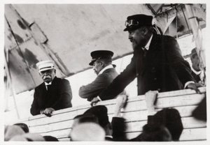 Greve Zeppelin och Dr Eckener i en Zeppelin-gondol, Schwaben, Tyskland, c1908-1917 1933 av Unbekannt