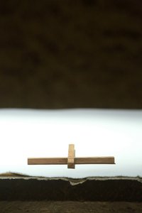 Kors på ett altare. Taize Community, Taize, Frankrike av Unbekannt