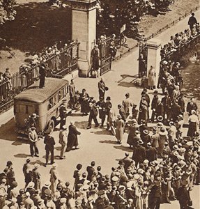 Folkmassan tittar på den arresterade mannen förd till polisbil, 1937 av Unbekannt