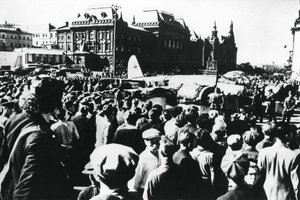 Folkmassor runt ett nedskjutet tyskt bombplan utställd på Sverdlovtorget, Moskva, 1941 av Unbekannt