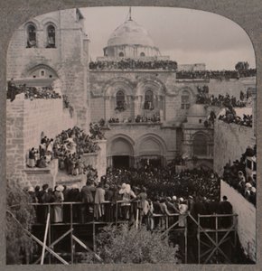 Folkmassor som fyller varje nisch i Holy Sepulcher Church, ca 1900 av Unbekannt
