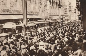Folkmassor på Oxford Street under den helgdag som följde på kung George VI:s kröning, 1937 av Unbekannt