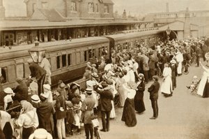 Folkmassor som viftade av trupper på väg för att slåss i första världen, kriget, Storbritannien, 1914, 1935. av Unbekannt