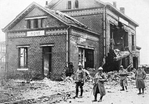 Skadad järnvägsstation i Roye, Frankrike, första världskriget, 1918, c1920 av Unbekannt