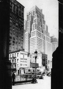 Standard Oil Companys 40 våningar höga byggnad och tullkontoret till höger. New York. Omkring 1935 av Unbekannt
