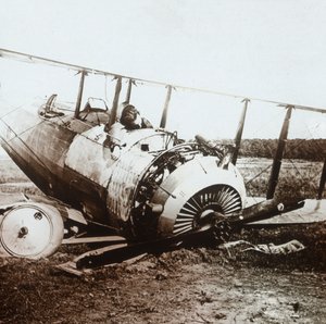 Död pilot i nedskjutet Salmson-plan, c1914-c1918 av Unbekannt