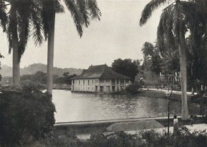 Landets sjö med biblioteksbyggnaden i Temple of the Sacred Tooth Relic, 1926 av Unbekannt
