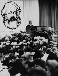 Ordföranden för tyska demokratiska republikens statsråd Walter Ulbricht vid ett möte med anledning av Karl Marx 150-årsdag. Berlins kongresshall. 2 maj 1968 av Unbekannt