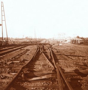 Förstörda järnvägsspår, Roeselare, Flandern, Belgien, c1914-c1918 av Unbekannt