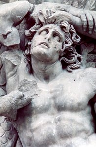 Detalj från Pergamonaltarets stora fris, 180-159 f.Kr av Unbekannt