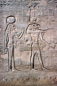 Detalj av en relief av Sekhmet och Khnum, Khnums tempel, ptolemaiska och romerska perioder av Unbekannt