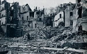 Förstörda byggnader, från den inre tempelträdgården, 1941 av Unbekannt