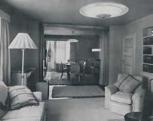 Matsal och vardagsrum, endast avdelat av tunga gardiner i en attraktiv modern väv, 1942 av Unbekannt