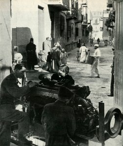Utspridda på Kairos bakgator finns en hel liten industri ...c1942-1943, 1945. av Unbekannt
