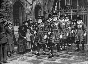 Distribution of the Maundy Money av Yeomen Warders, Tower of London, 1926-1927 av Unbekannt