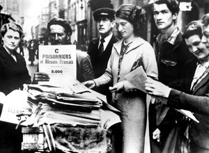 Distribution av de första officiella listorna över sårade och tillfångatagna fransmän, Paris, 25 juli 1940 av Unbekannt