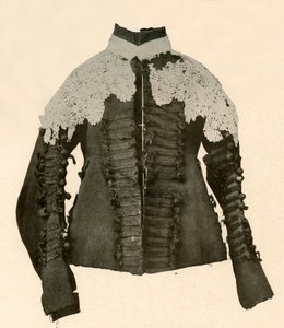Dublett av svart tyg kantad med sidenfläta och virkade knappar, 1600-talet, 1937. av Unbekannt