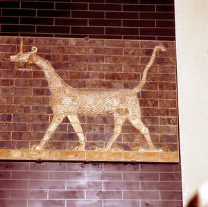 Draken helig åt guden Marduk, detalj av Ishtarporten, c604-c562 f.Kr. av Unbekannt