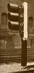 Elektriska lampsignaler, med skärmar för dagsbruk, vid Baker Street Station, Metropolitan Railway, 193 av Unbekannt