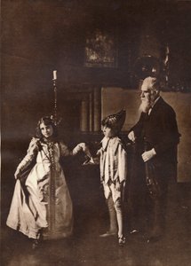 Elizabeth Angela Marguerite Bowes-Lyon bei einer Tanzstunde mit ihrem Bruder, 1909 von Unbekannt