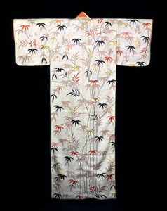 Broderad vit satin damkimono, japansk, Edo-period, 1600-1867 av Unbekannt