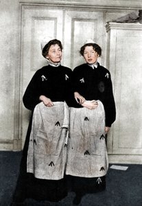 Emmeline och Christabel Pankhurst, engelska suffragetter, i fängelseklänning, 1908 av Unbekannt
