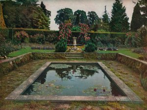 Inhägnad trädgård och Lily Pool i Gatton Park, Surrey, 1914 av Unbekannt