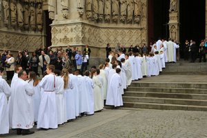 Entré processionl. Biskopsvigning. Amiens katedral, Amiens, Frankrike av Unbekannt