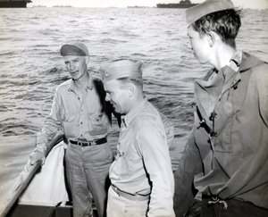 Ernie Pyle besöker USS Hornet av Unbekannt