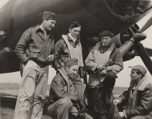 Ernie Pyle med ett bombplansbesättning av Unbekannt
