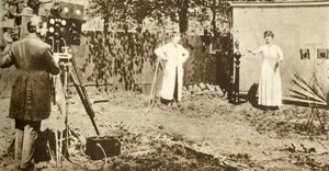 Eugene Lauste spelar in den första kombinerade rörliga bilden och ljudet, c1905, 1935. av Unbekannt