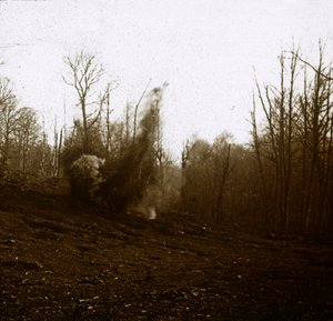 Explosion av granat avfyrad av en stridsvagn, c1914-c1918 av Unbekannt