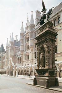 Exteriörvy av ingången till Royal Courts of Justice, London (foto) av Unbekannt